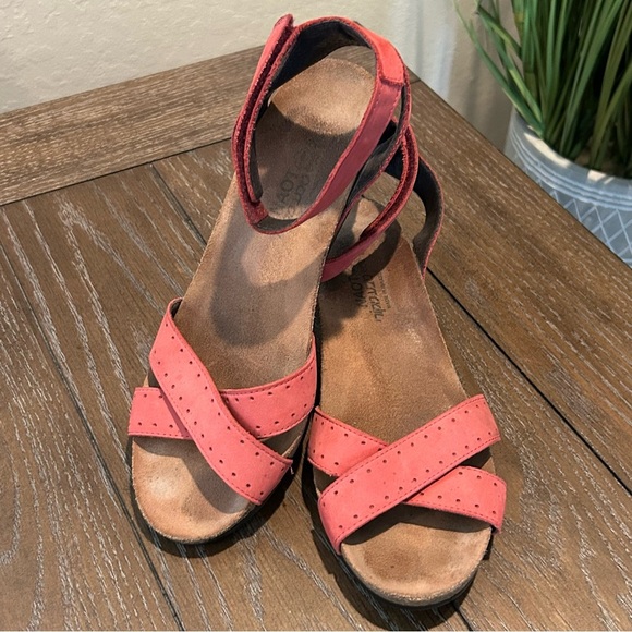 Naot Red Wand Strappy Leather Kitten Wedge Sandal Size 40 (9) - Picture 6 of 12